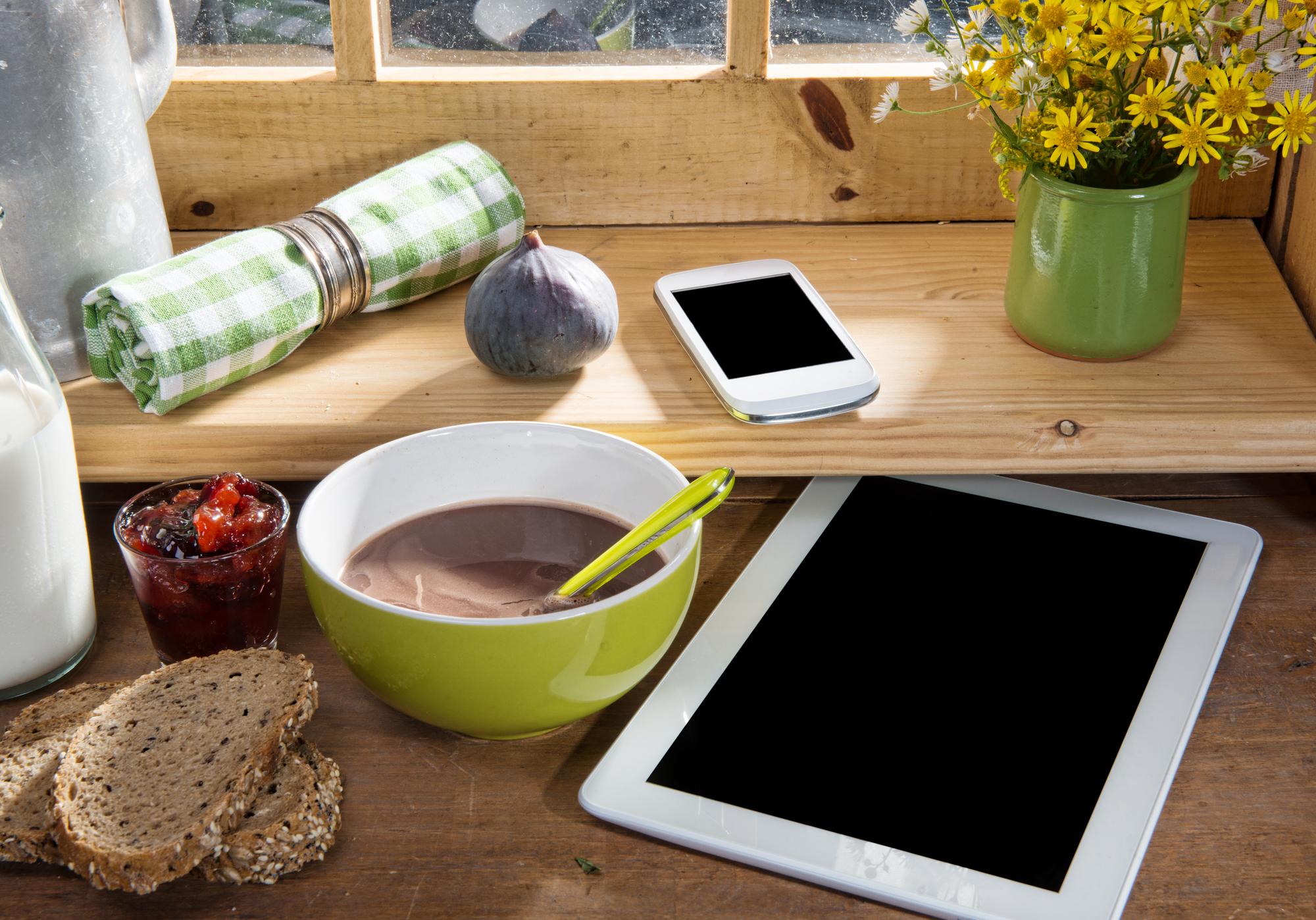 Scrivania con ricette e tablet per le lezioni