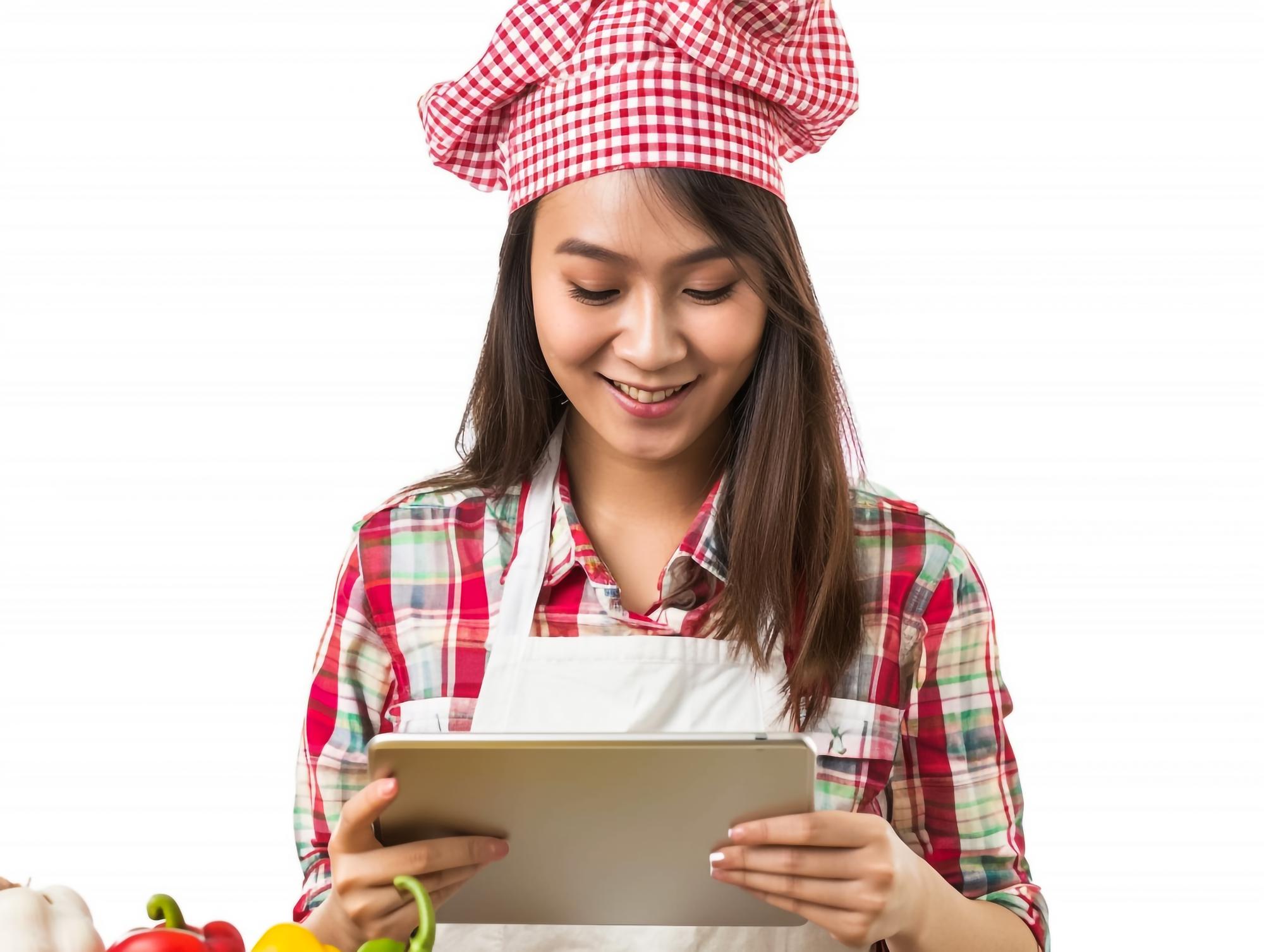 Studente che segue un corso di cucina online a casa
