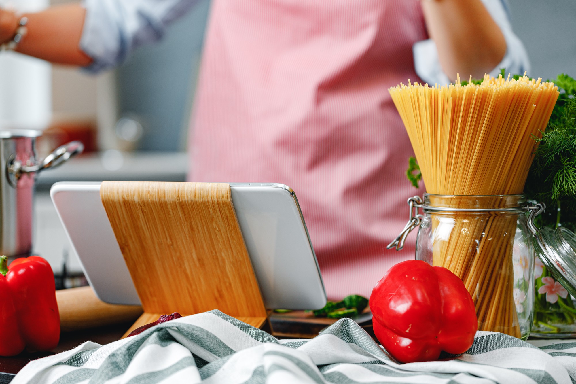 Tavolo con strumenti da cucina e laptop per corso online